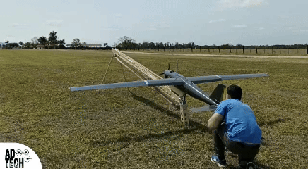 Decolagem do drone Harpia por catapulta montada em campo
